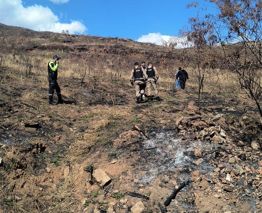 Incêndio expõe ossos humanos em terreno no Parque Vivaldi Leite