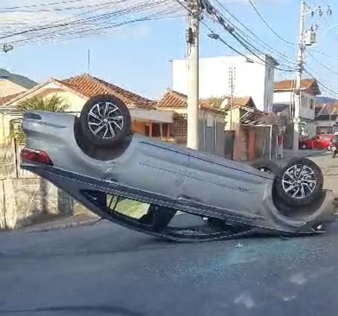 Motorista capota ao tentar filmar infração de trânsito