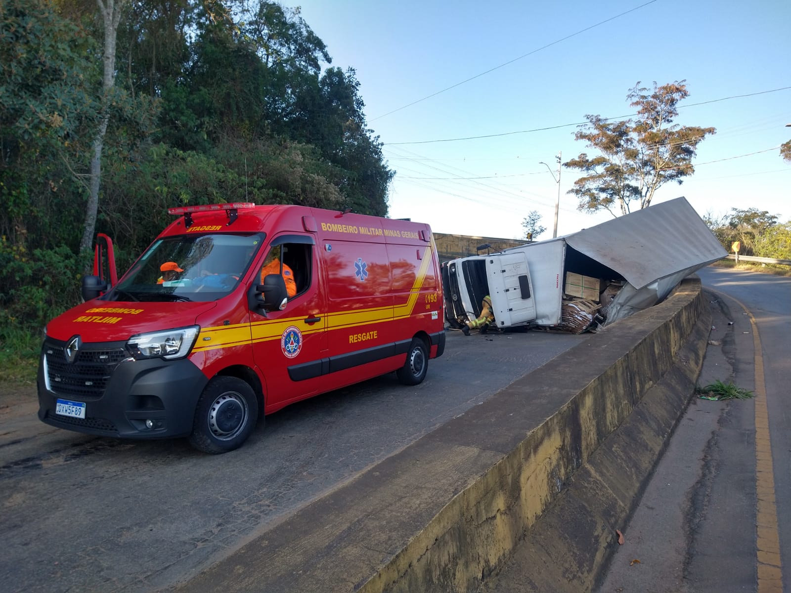 Caminhão carregado de papelão tomba e motorista fica ferido