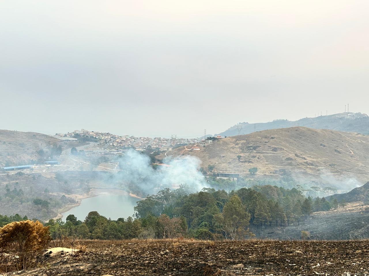 Incêndios foram registrados em diversas regiões de Poços nesta sexta-feira