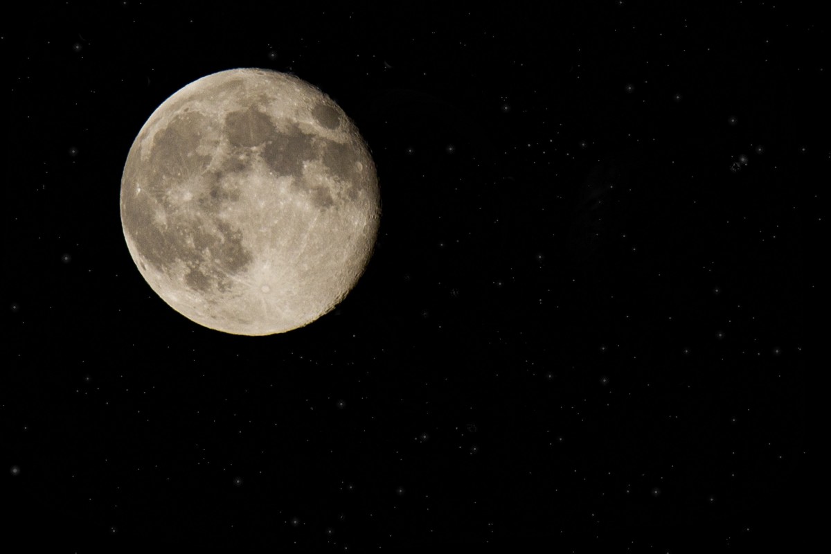 Tem superlua no céu desta segunda-feira