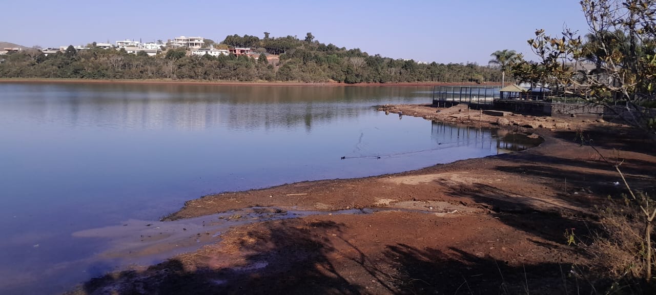 Calor e tempo seco já deixam marcas na represa Bortolan