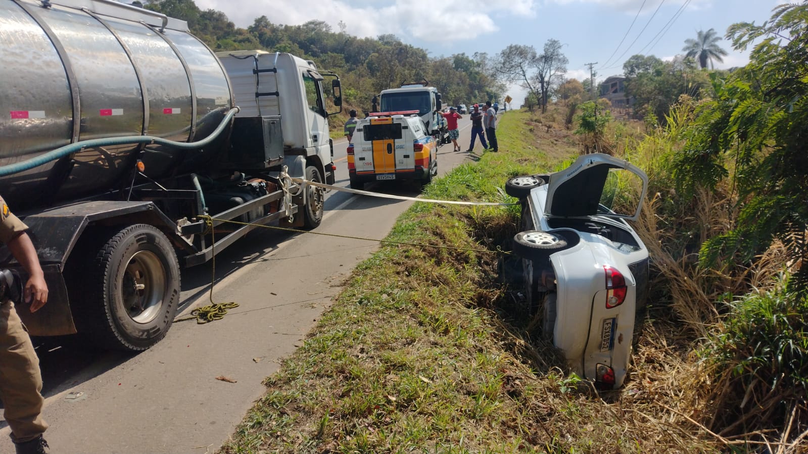 Mulheres se ferem após ter o carro atingido por caminhão