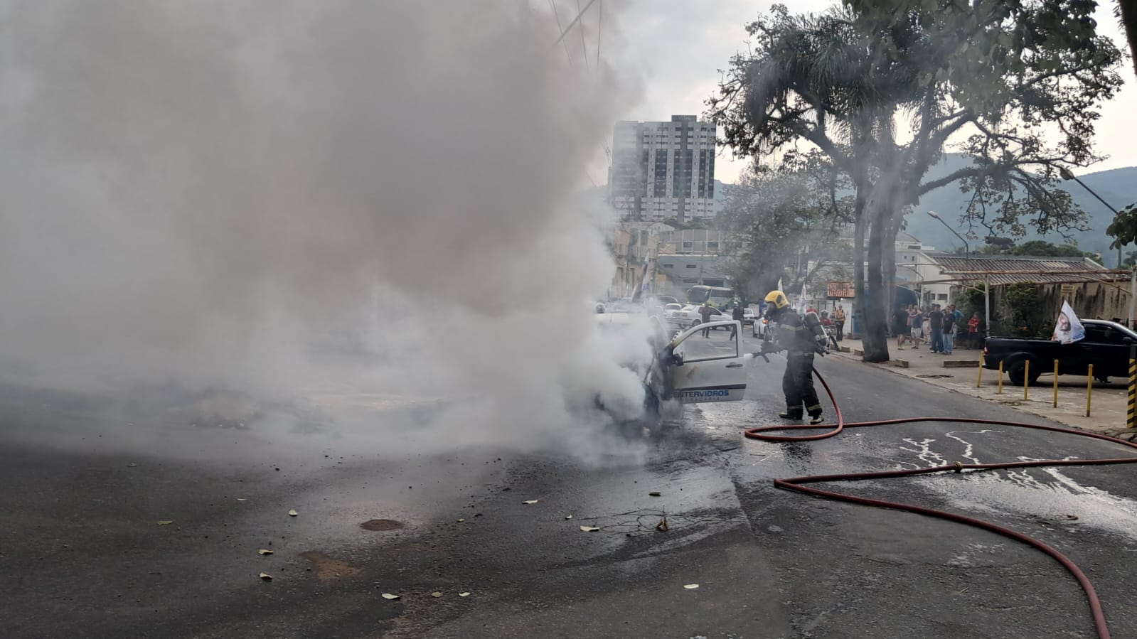 Veículo se incendeia na avenida João Pinheiro