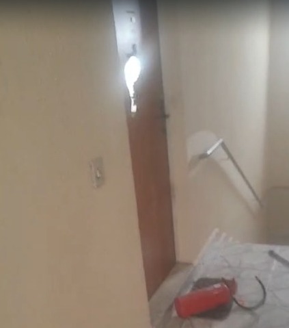 Homem é preso após agredir duas pessoas e quebrar porta de apartamento