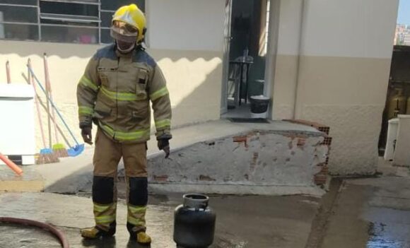 cozinha de escola pega fogo