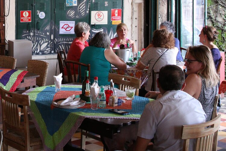 Bares e restaurantes registram alta nas vendas em agosto 