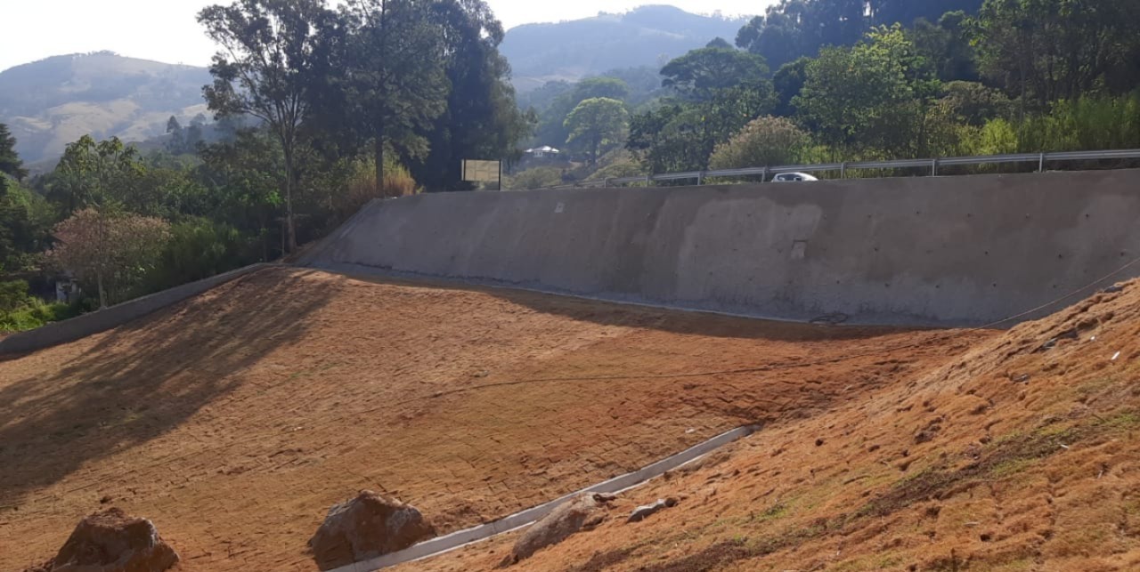 Obra de contenção de encosta é concluída na BR-459