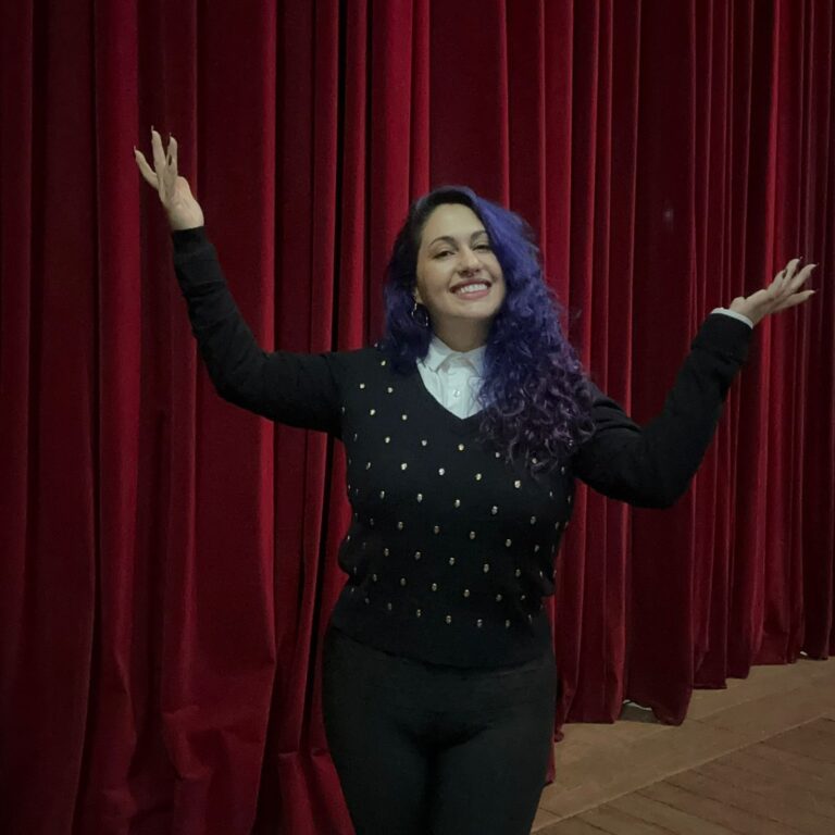 Atriz poços-caldense busca apoio para participar de curso nos EUA