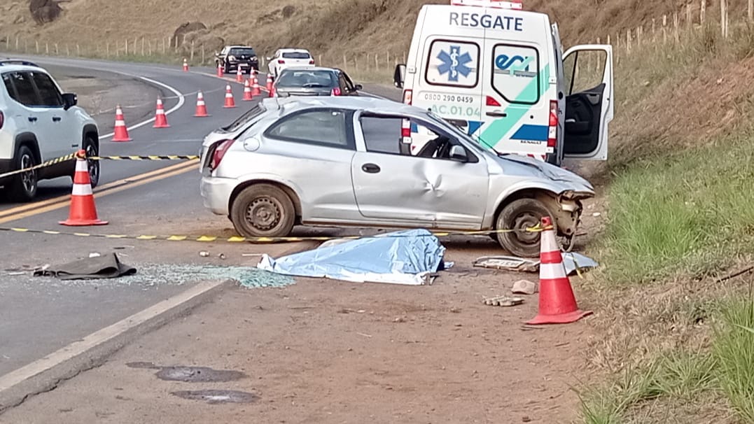 Homem morre após ser arremessado para fora do carro