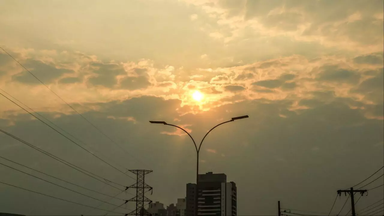 Frente fria chega, mas logo vai embora; calor e fumaça ainda persistem