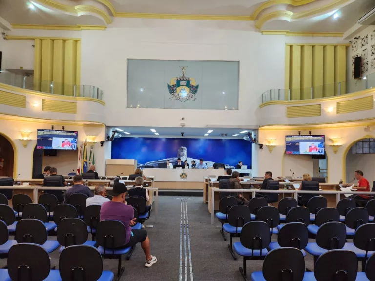 câmara, congela salários dos agentes políticos