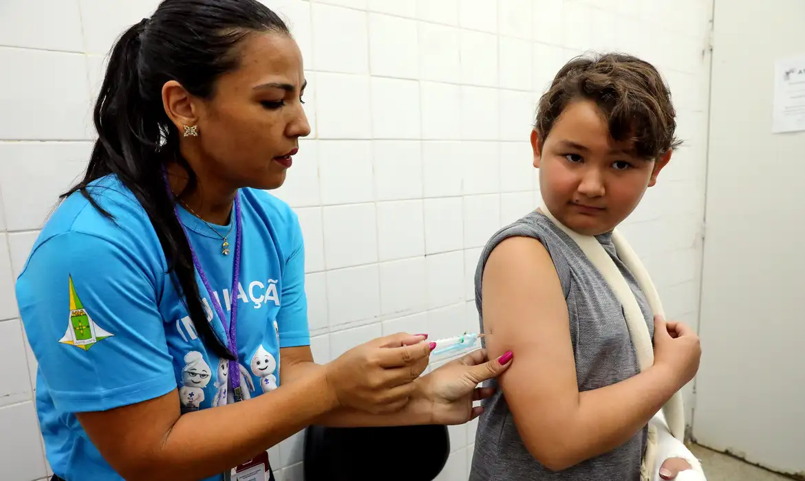 Apenas 11% dos adolescentes mineiros completaram a vacinação contra a dengue