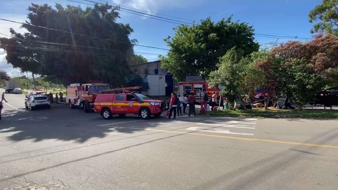 Ladrão invade galão de reciclagem e provoca incêndio