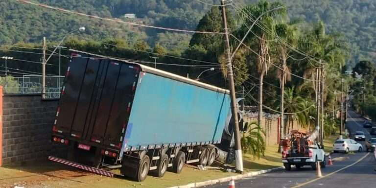 Caminhão bate em poste na zona oeste