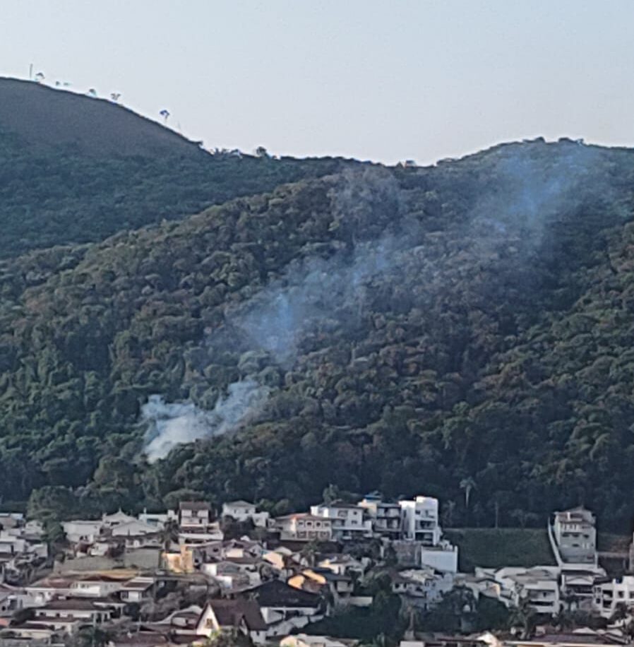 Bombeiros evitam propagação de incêndio na Serra de São Domingos