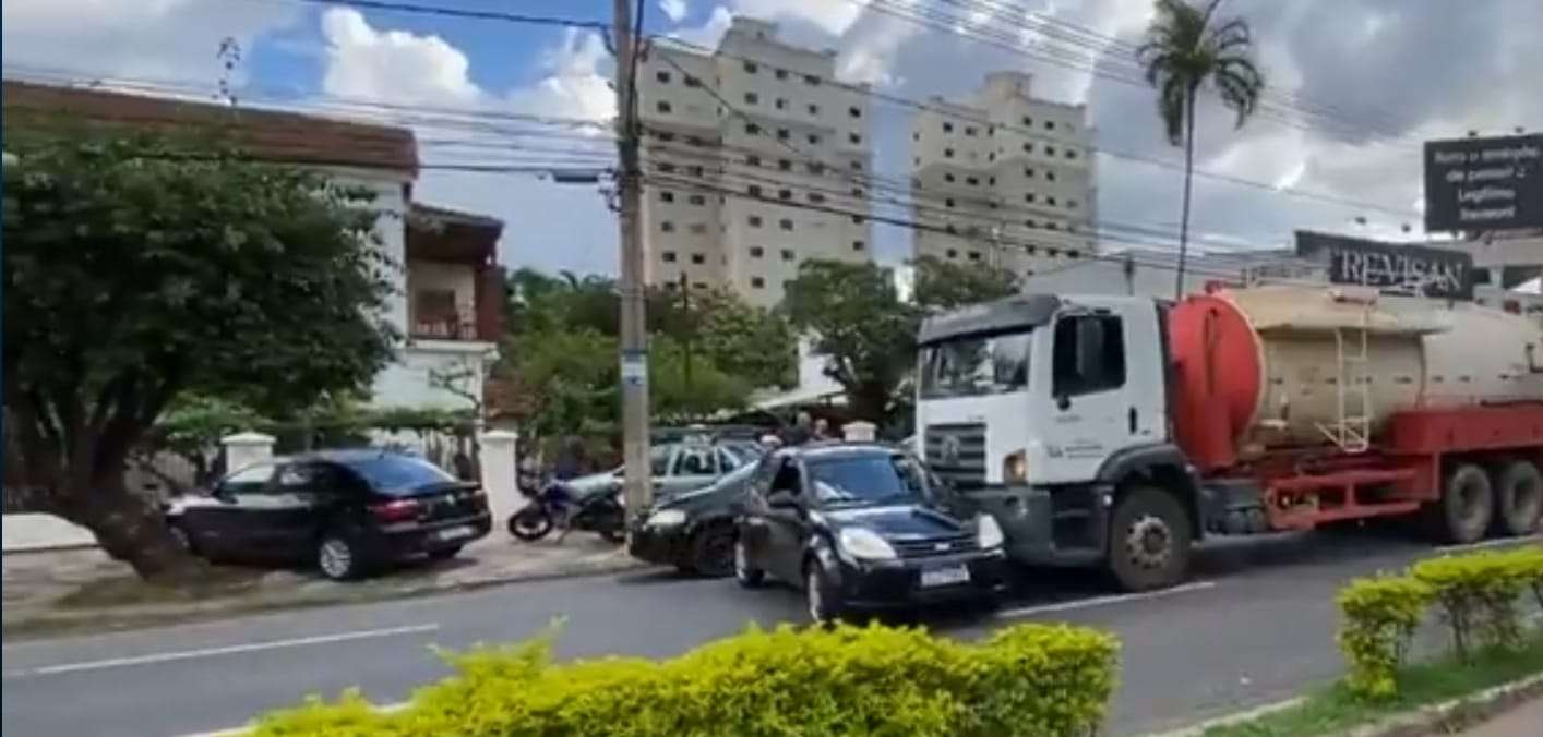 PM registra acidente entre caminhão e carro na avenida João Pinheiro