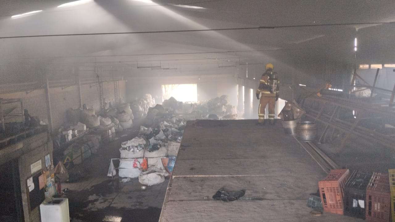 Imagens mostram interior de galpão incendiado, bombeiros conseguem evitar propagação