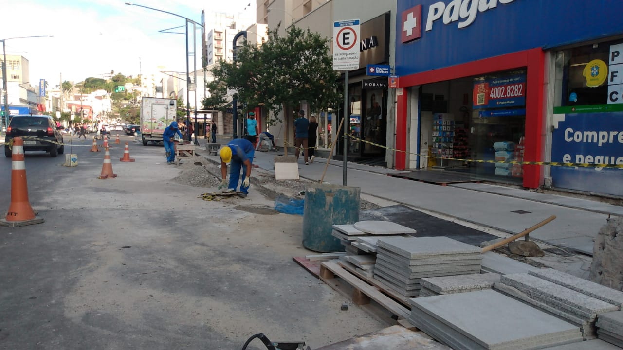 Obras de revitalização das calçadas avançam no centro de Poços