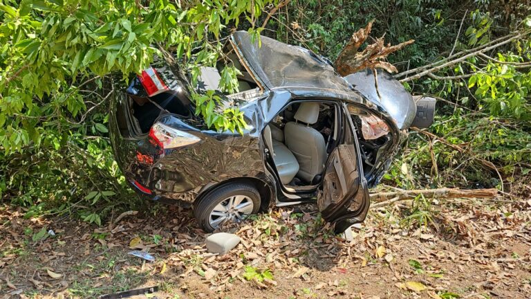 Carro capota na zona oeste e motorista fica preso às ferragens