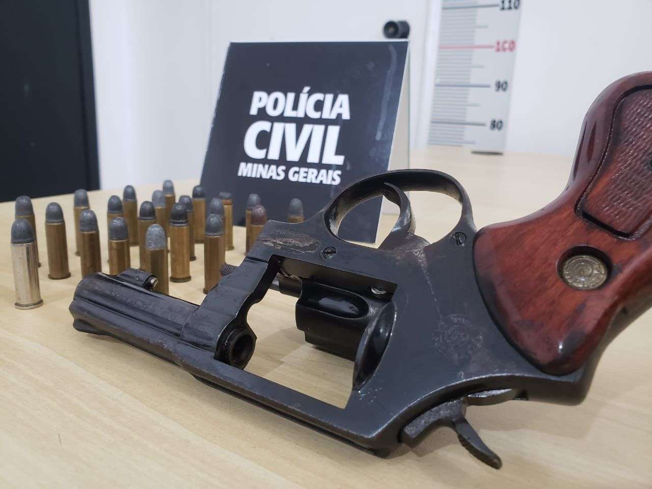 Homem é preso com arma após ameaças contra a companheira