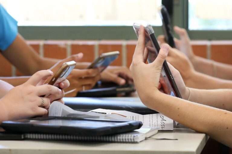 Oito em cada 10 adultos defendem a proibição de celulares em escolas
