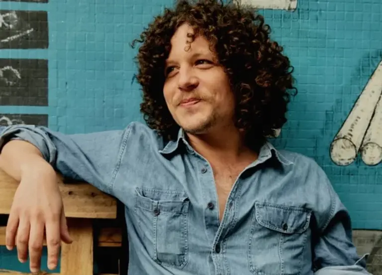 Chico Chico, filho de Cássia Eller, se apresenta em Poços nesta sexta-feira