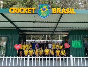 Cônsul britânico inaugura Centro de Excelência de Críquete em Poços