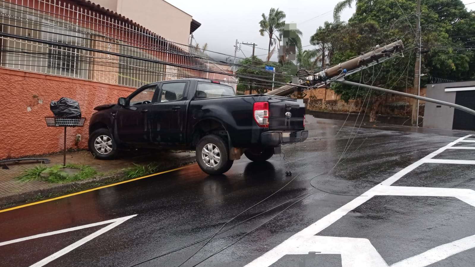 Camionete derruba poste na área central de Poços