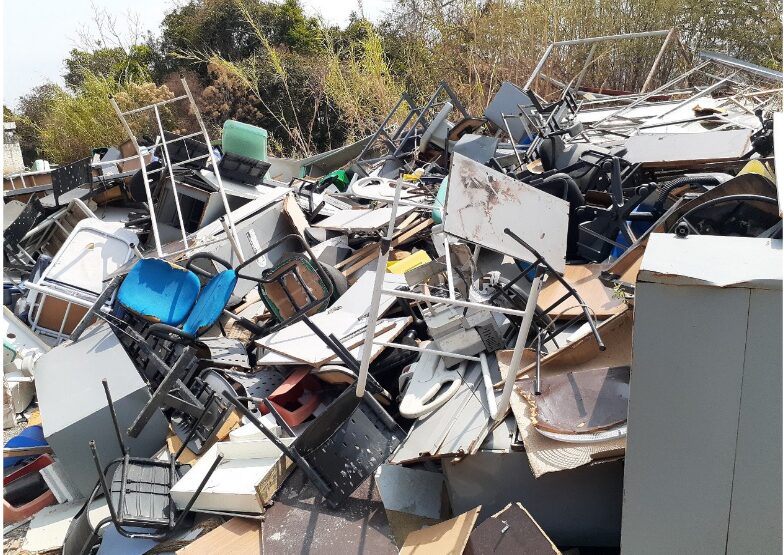 Serra do selado tem se tornado local de descarte irregular de materiais