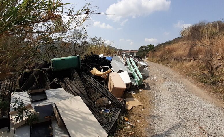 Serra do selado tem se tornado local de descarte irregular de materiais