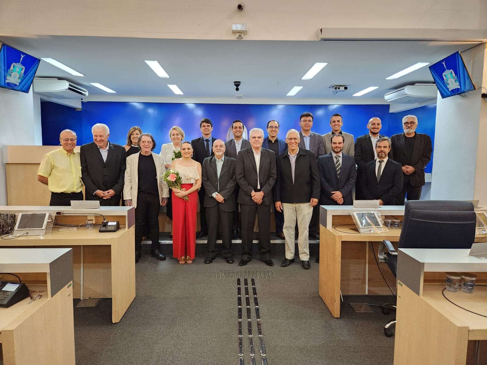 Medalha do Mérito Legislativo é entregue a 10 médicos de Poços