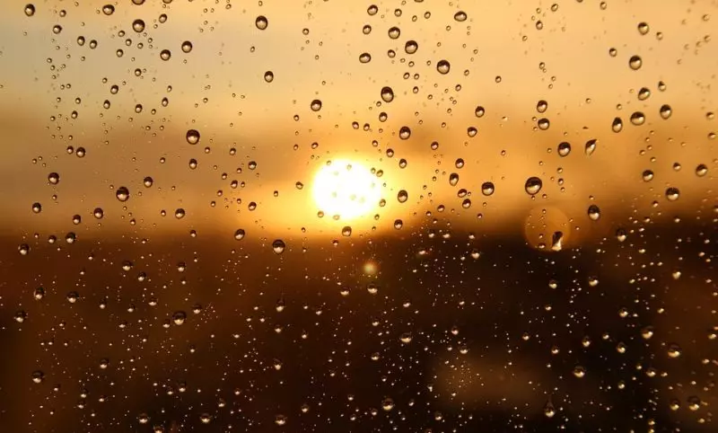 Chuva e sol se alternam no final de semana de feriado