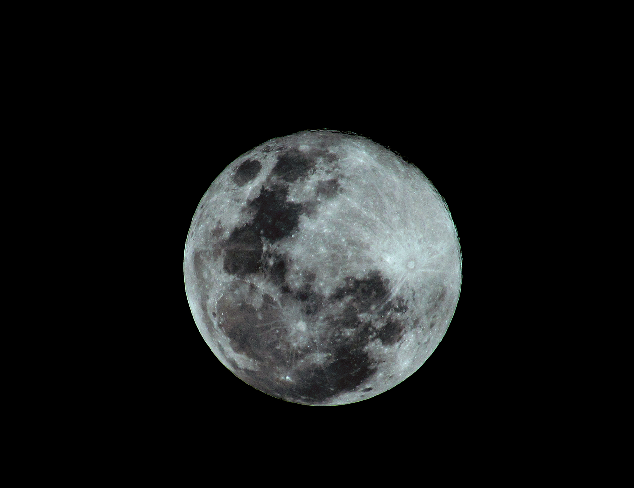 Maior superlua do ano ilumina o céu nesta quinta-feira