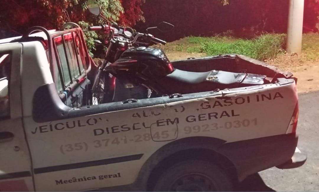 PM recupera motocicleta e prende autores de furto e receptação