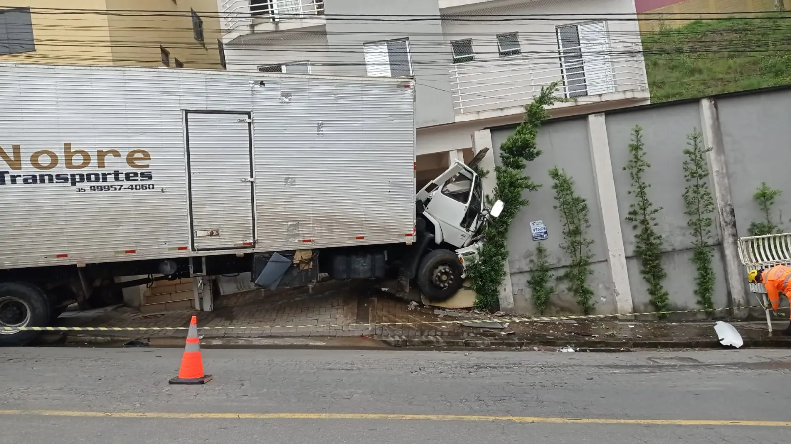 Motorista fica ferido ao pular de caminhão desgovernado
