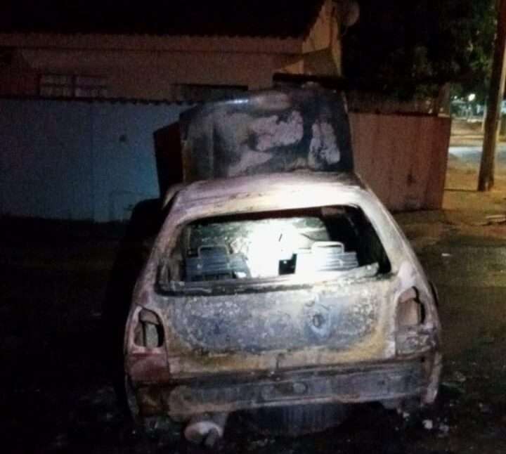 Incêndio destrói veículo em Andradas