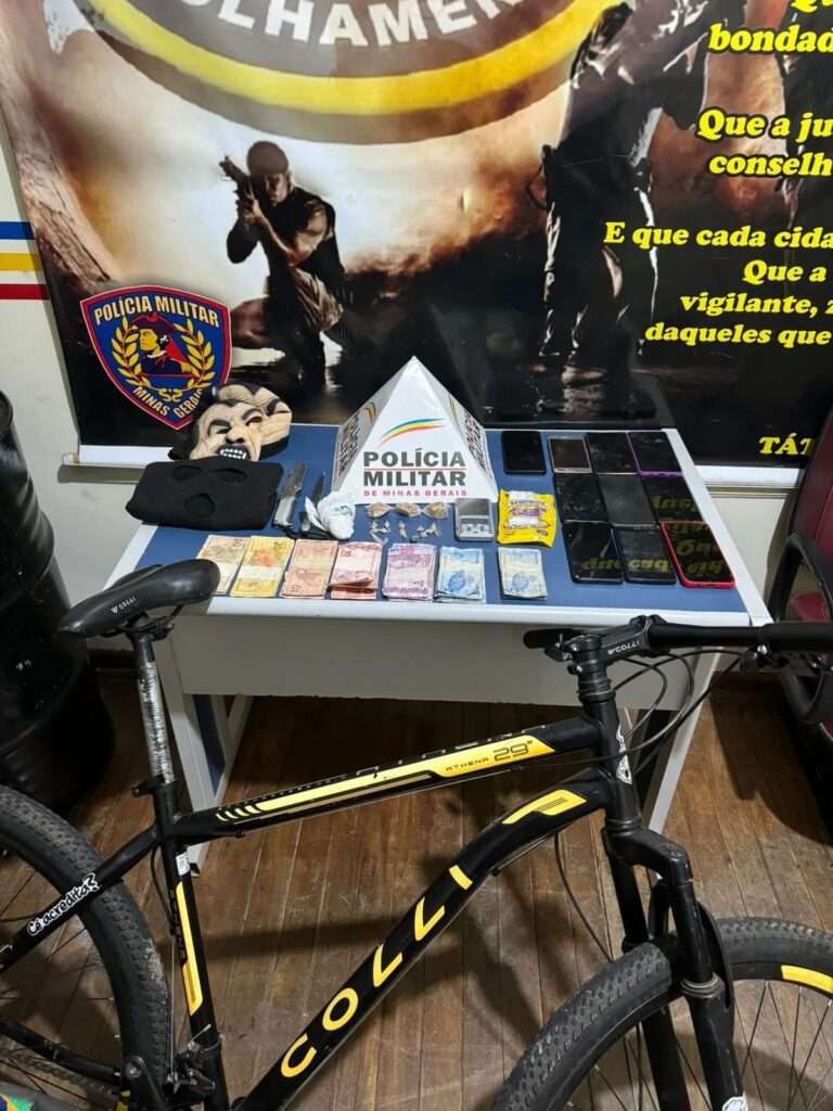 PM apreende materiais trocados por drogas; traficante foi preso