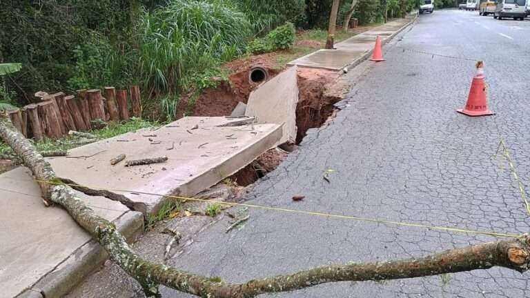 Calçada recém-construída desaba com as chuvas