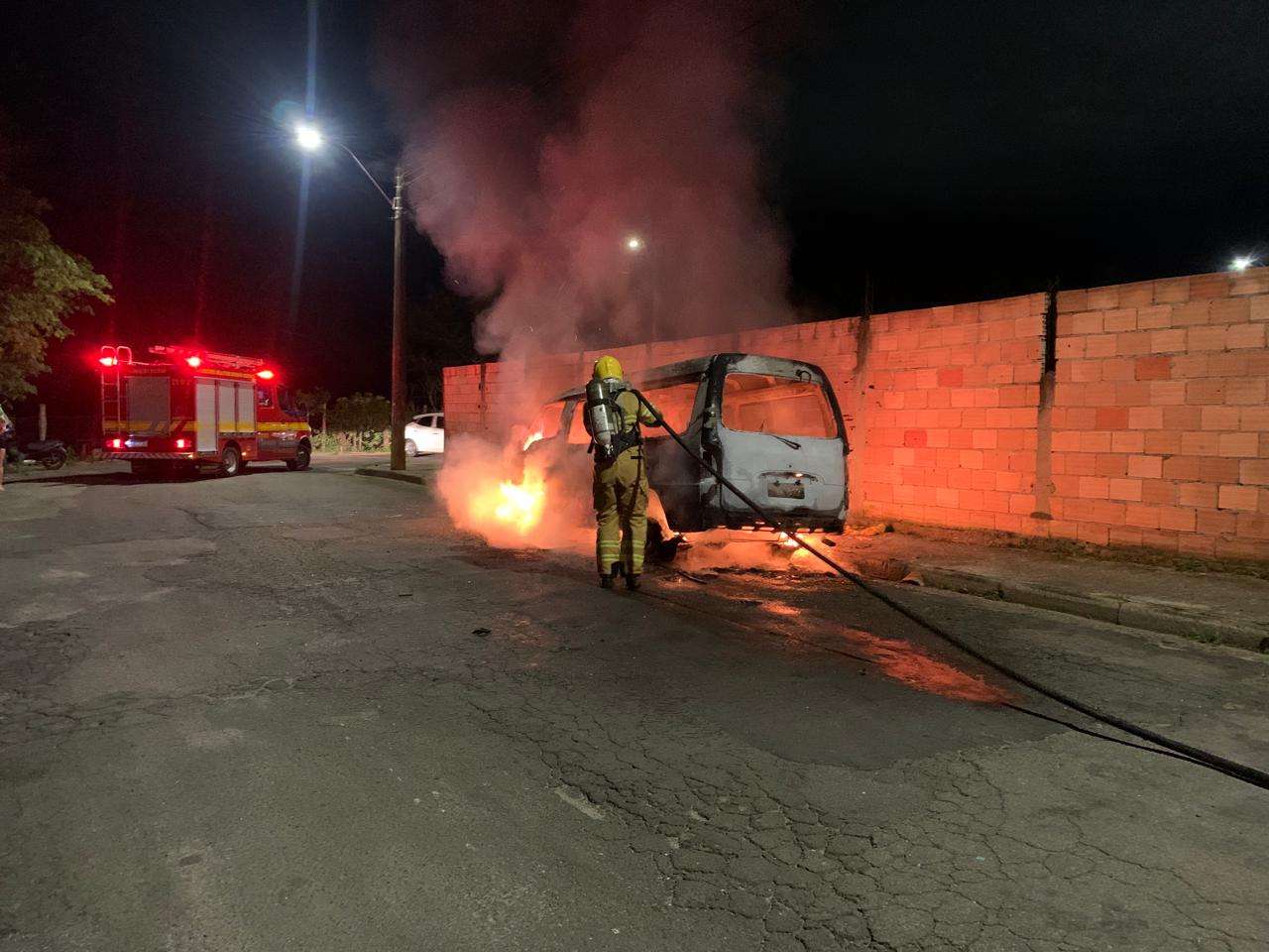 Veículo foi destruído pelo fogo (foto: Corpo de Bombeiros)