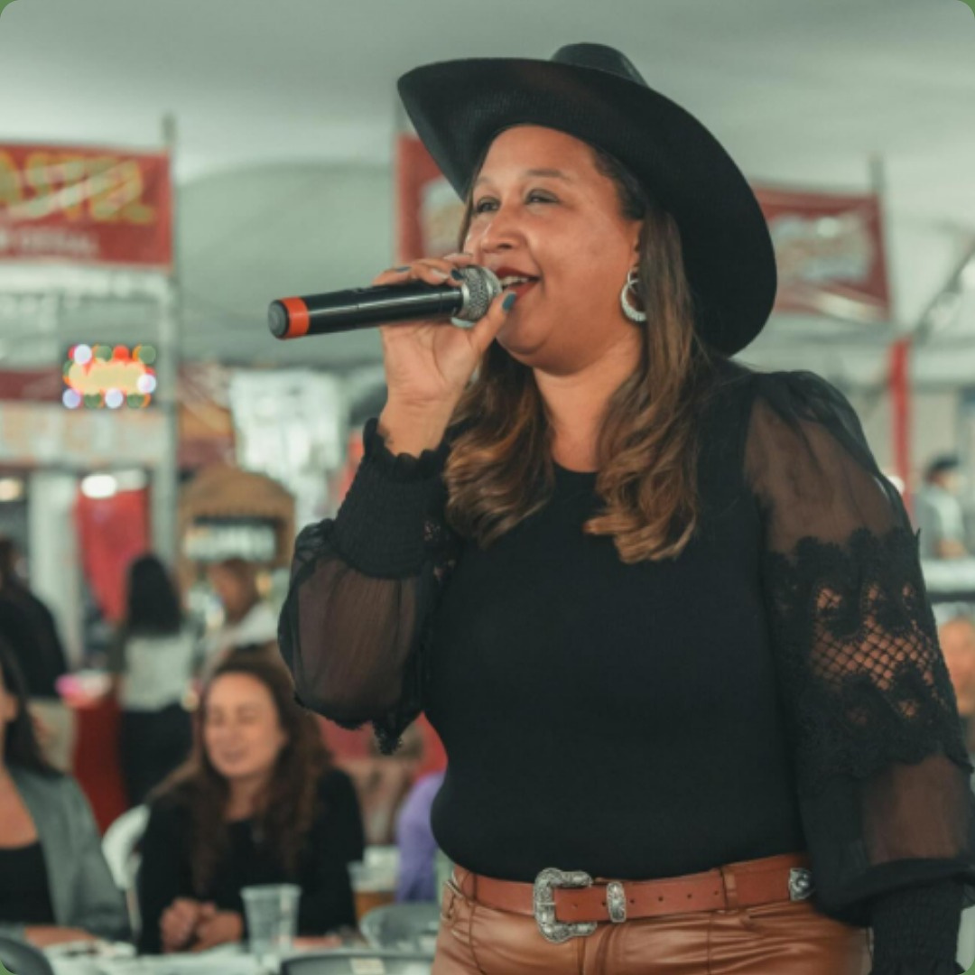 Feriado tem “Mulheres na música brasileira”, com Vanessa Costa