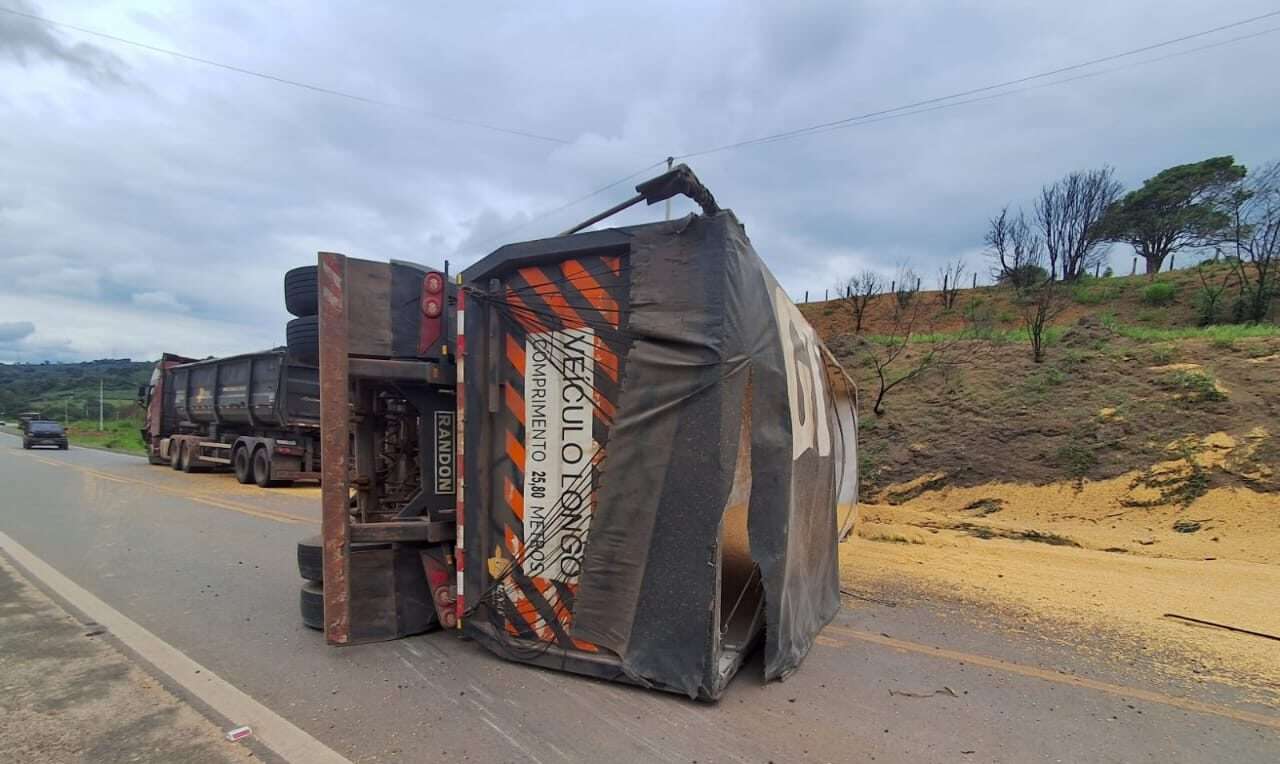 Acidente em Campestre resulta em tombamento e derramamento de carga