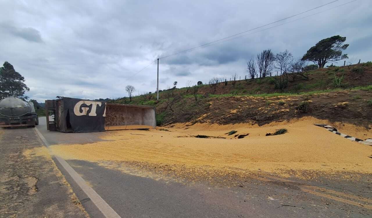 Acidente em Campestre resulta em tombamento e derramamento de carga