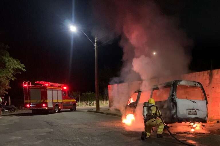 Chamas atingem Van na zona sul