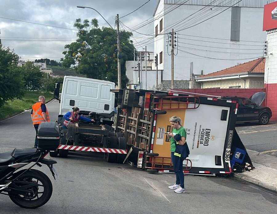 Caminhão carregado com cervejas se acidenta na zona oeste