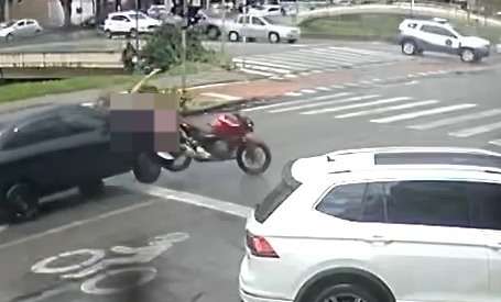 Inabilitado é preso após atropelar motociclista e fugir