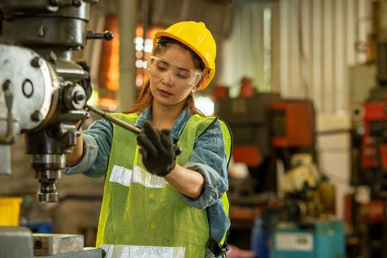 Contratações do setor industrial têm salto de 75% e jovens são maioria