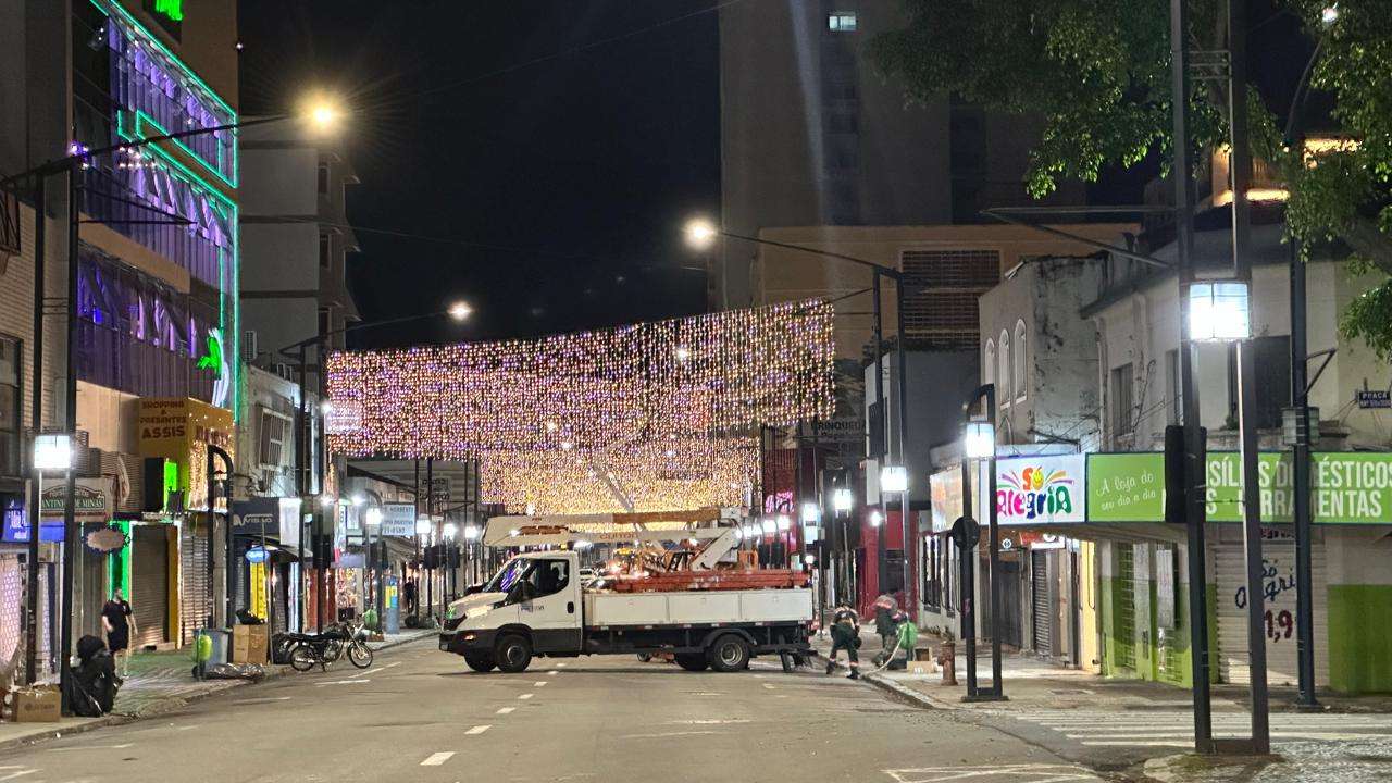 Instalação das luzes de Natal continua pelas ruas de Poços