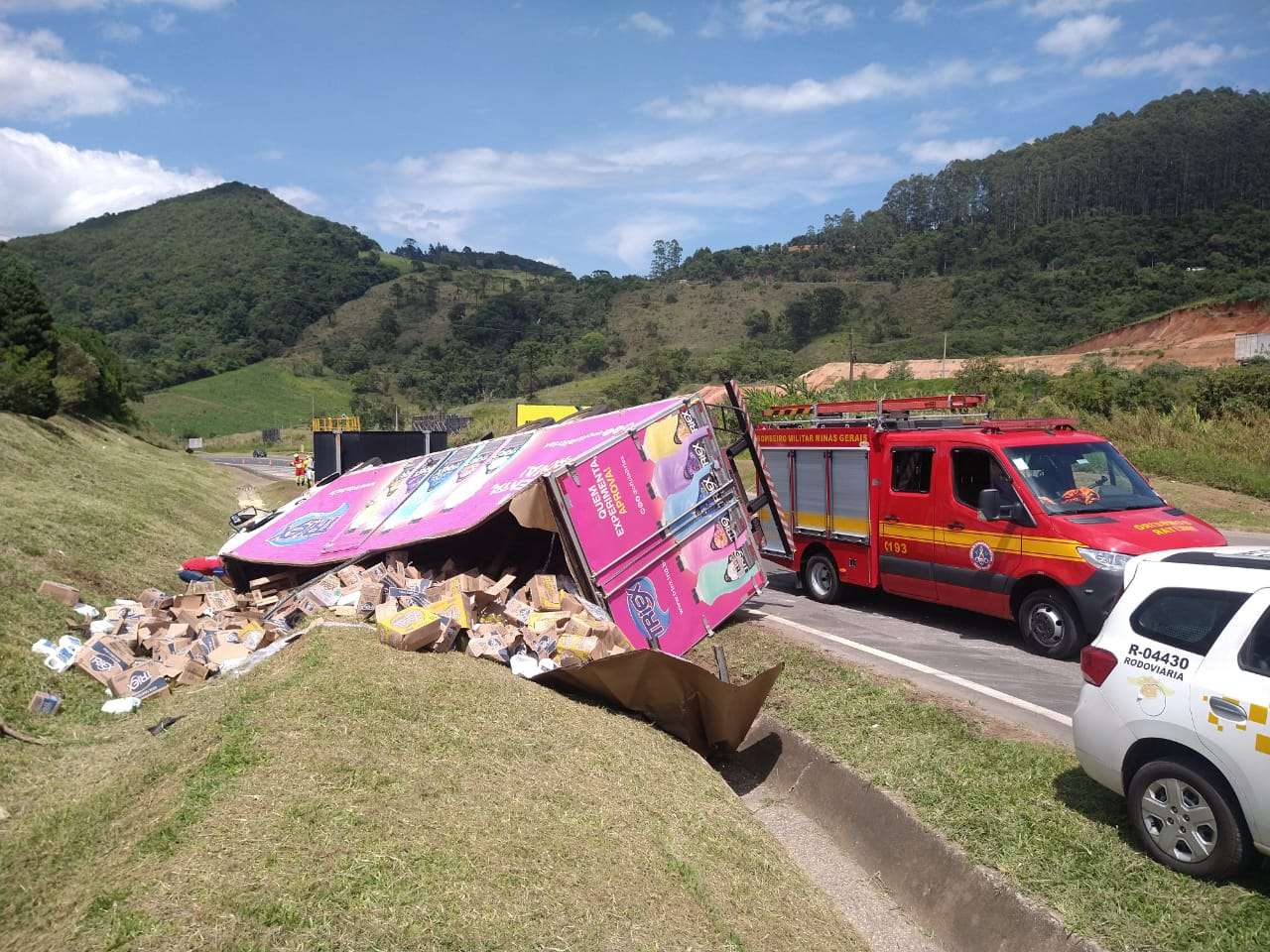 Caminhão tomba no Marco Divisório