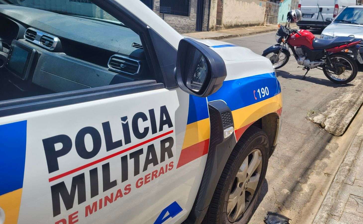 PM recupera moto furtada e apreende drogas na zona sul